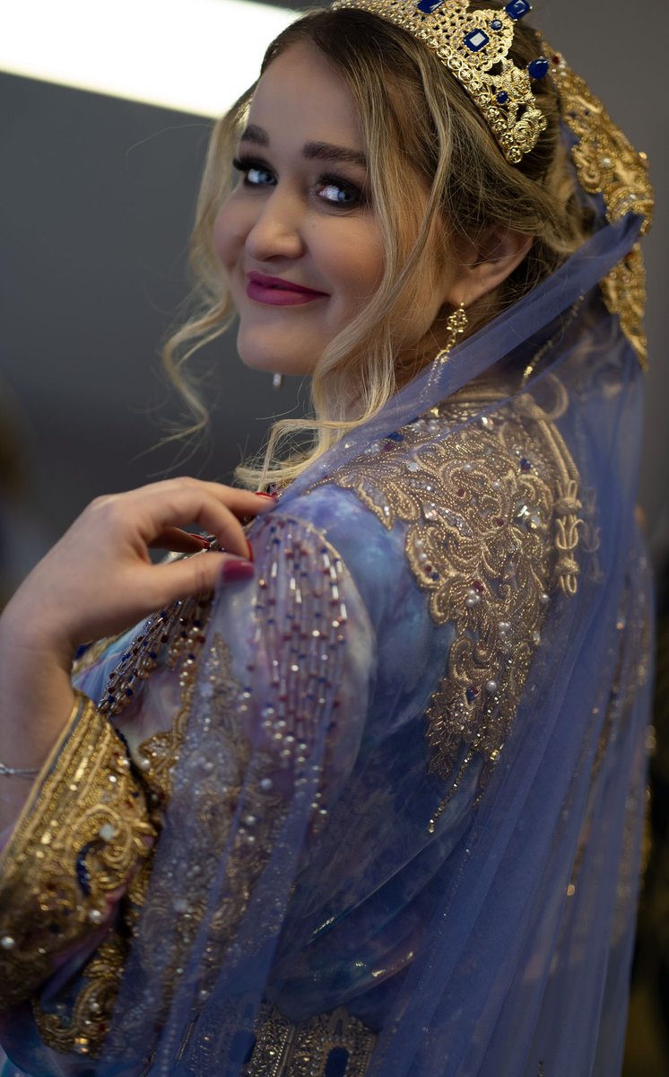 Caftan bleu brodé or